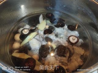 香菇炖老家的做法步骤：2