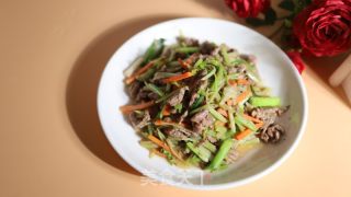芹菜炒牛肉的做法步骤：8