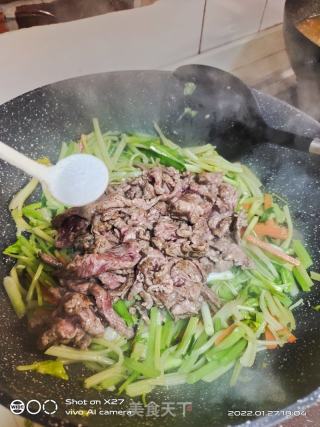 芹菜炒牛肉的做法步骤：6