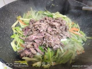 芹菜炒牛肉的做法步骤：5