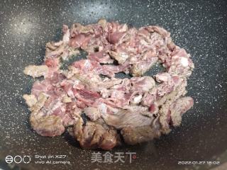 芹菜炒牛肉的做法步骤：2
