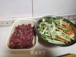 芹菜炒牛肉的做法步骤：1