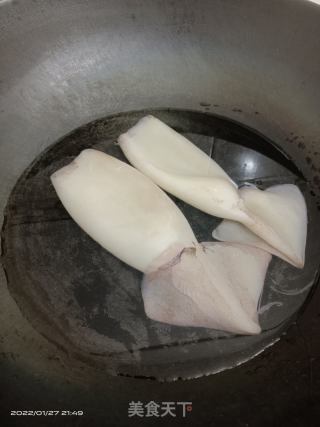 白灼鱿鱼的做法步骤：1