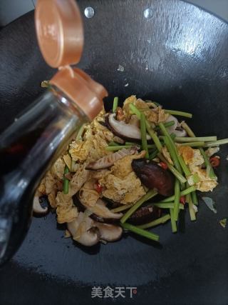 蒜苔香菇炒鸡蛋的做法步骤：13