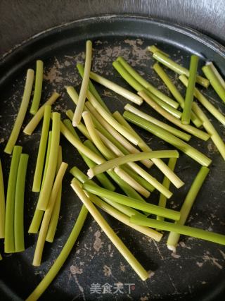 蒜苔香菇炒鸡蛋的做法步骤：5