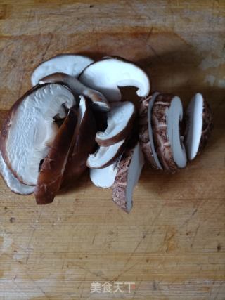 蒜苔香菇炒鸡蛋的做法步骤：3
