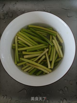 蒜苔香菇炒鸡蛋的做法步骤：2