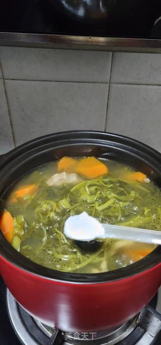 竹芋胡萝卜煲西洋菜猪骨汤的做法步骤：4