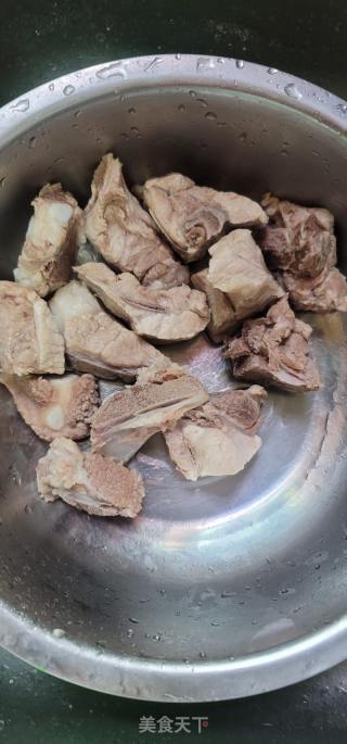 粉葛竹芋煲猪骨的做法步骤：1