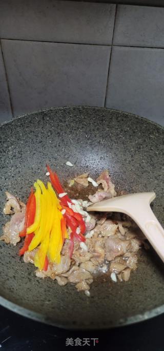 紫薯荷叶饼夹彩椒肉的做法步骤：6
