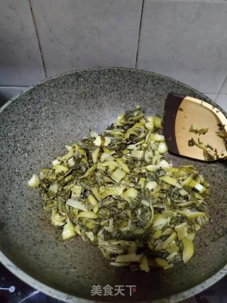 烧肉炒酸菜的做法步骤：5
