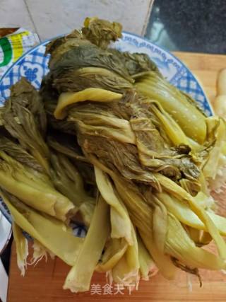 烧肉炒酸菜的做法步骤：1