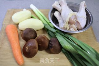 黄焖鸡的做法步骤：1