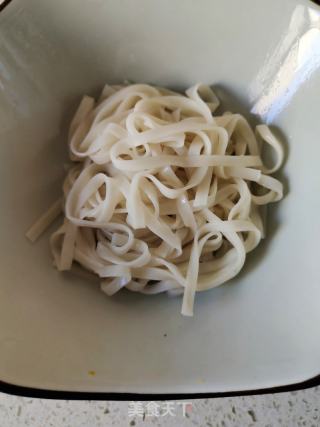 面条裹香肠的做法步骤：4