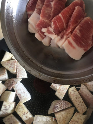酱香五花肉蒸芋头的做法步骤：4
