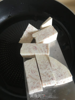 酱香五花肉蒸芋头的做法步骤：2