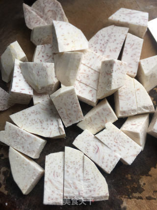 酱香五花肉蒸芋头的做法步骤：1