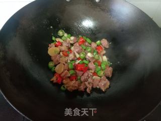 青红椒炒腊鸭腿的做法步骤：7