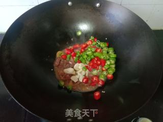 青红椒炒腊鸭腿的做法步骤：6