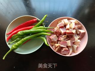 青红椒炒腊鸭腿的做法步骤：1