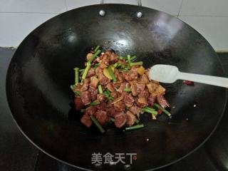 蒜苔炒腊鸭腿的做法步骤：9