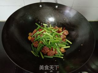 蒜苔炒腊鸭腿的做法步骤：8