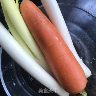 腊肉炒饭的做法步骤：1