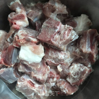 酱焖排骨的做法步骤：1