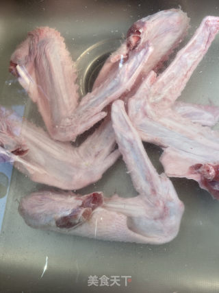 冬菇焖鸭翅的做法步骤：1