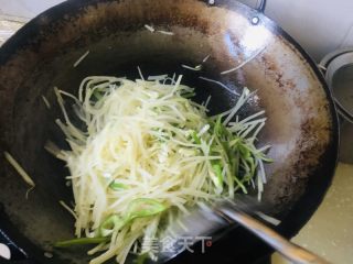 青椒炒土豆丝的做法步骤：4
