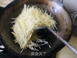 青椒炒土豆丝的做法步骤：3