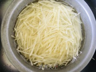 青椒炒土豆丝的做法步骤：1