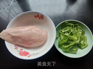 青椒炒鸡胸肉的做法步骤：1
