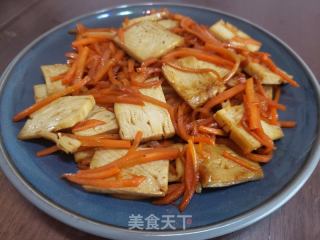 红萝卜丝炒五香豆腐的做法步骤：6