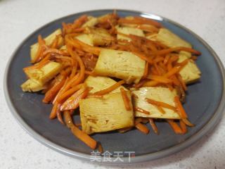 红萝卜丝炒五香豆腐的做法步骤：5