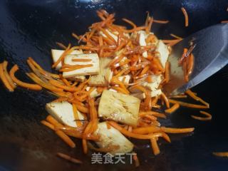 红萝卜丝炒五香豆腐的做法步骤：4