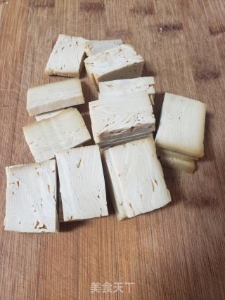 红萝卜丝炒五香豆腐的做法步骤：3