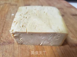红萝卜丝炒五香豆腐的做法步骤：2