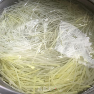 油泼土豆丝的做法步骤：4