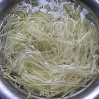 油泼土豆丝的做法步骤：3