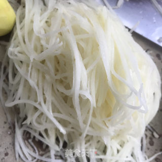 油泼土豆丝的做法步骤：2