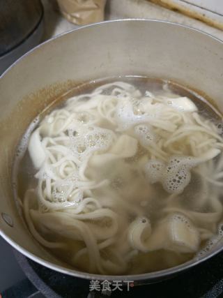 白油煎蛋面的做法步骤：1