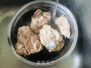 大骨头汤的做法步骤：2