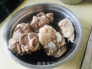 大骨头汤的做法步骤：1