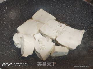 五花肉烧豆腐的做法步骤：1