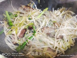 腊肉炒豆芽的做法步骤：7