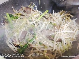 腊肉炒豆芽的做法步骤：6