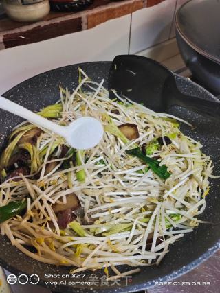 腊肉炒豆芽的做法步骤：5