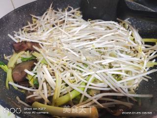 腊肉炒豆芽的做法步骤：4