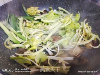 腊肉炒豆芽的做法步骤：3